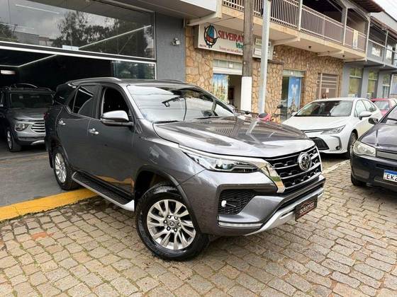 TOYOTA HILUX SW4 2.8 D-4D TURBO DIESEL SRX 7L 4X4 AUTOMÁTICO